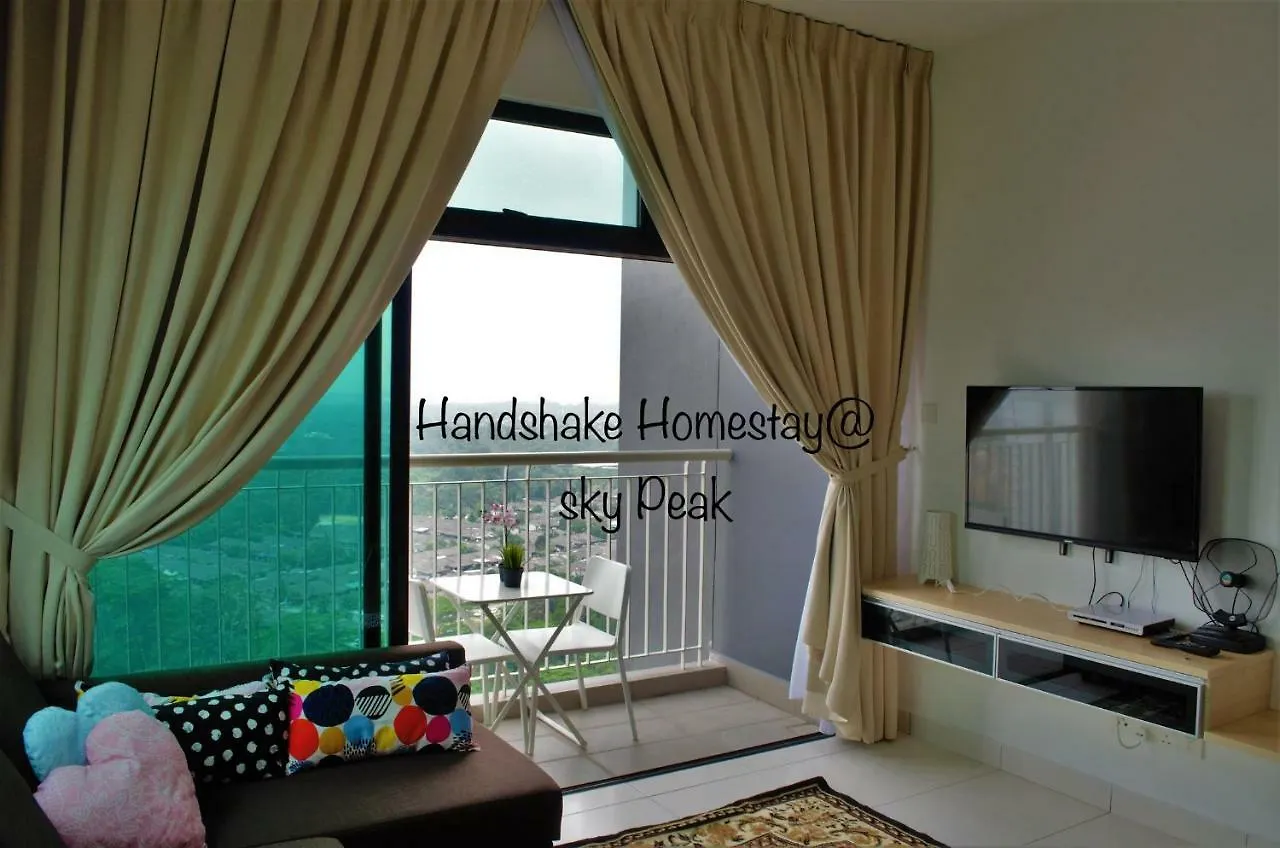Handshake Homestays @ Sky Peak Setia Tropika Johor Bahru Apartment