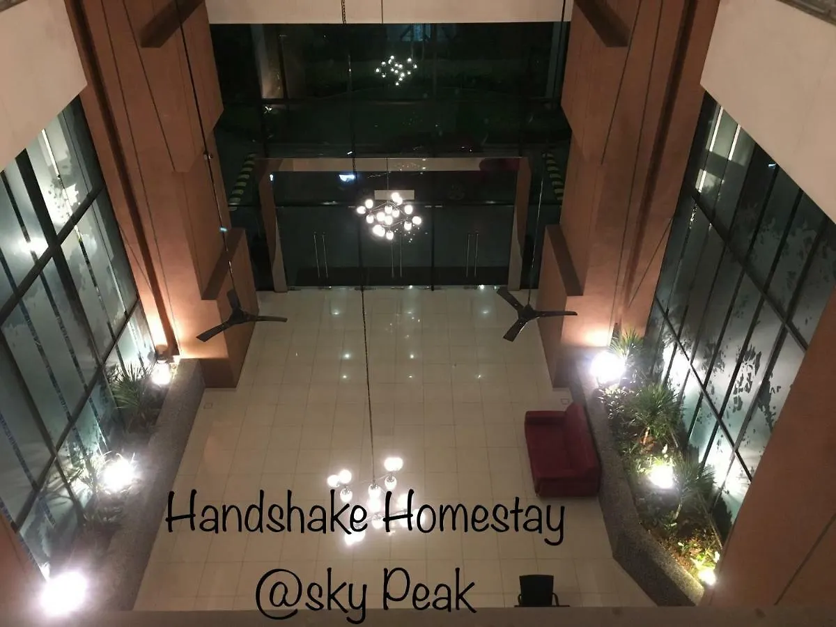 Handshake Homestays @ Sky Peak Setia Tropika Johor Bahru 0*,