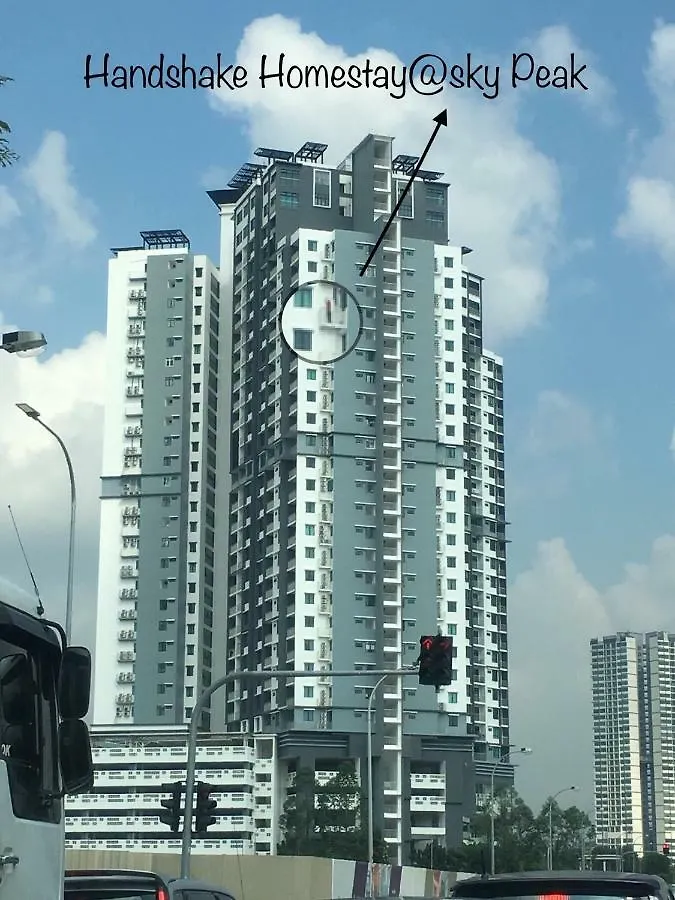 Handshake Homestays @ Sky Peak Setia Tropika Johor Bahru 0*,