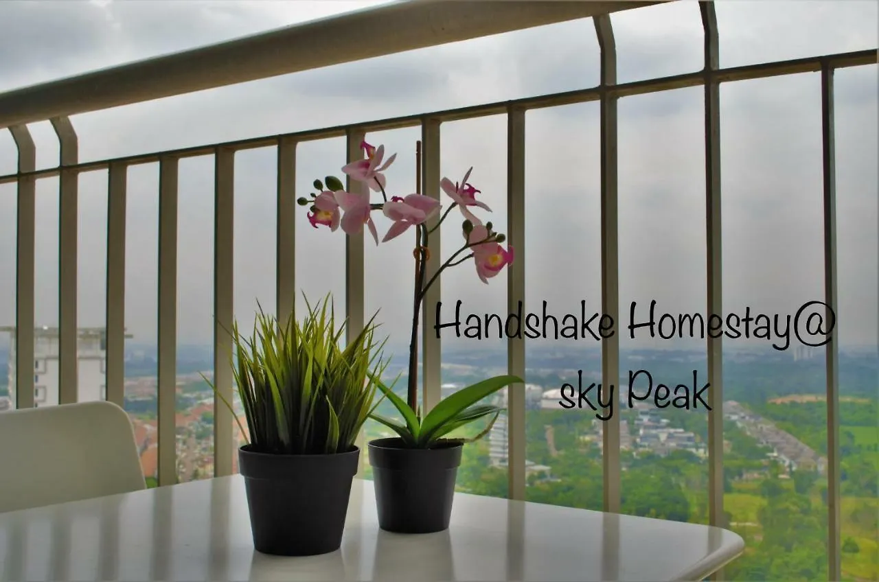 Apartment Handshake Homestays @ Sky Peak Setia Tropika Johor Bahru