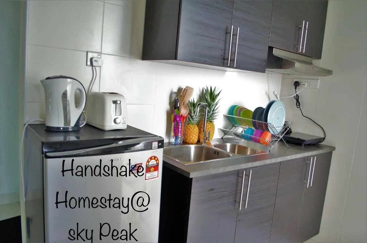 Handshake Homestays @ Sky Peak Setia Tropika Johor Bahru 0*,  Malajsie