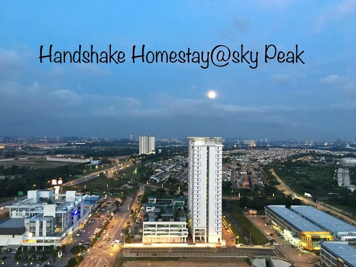 Handshake Homestays @ Sky Peak Setia Tropika Johor Bahru Apartmán